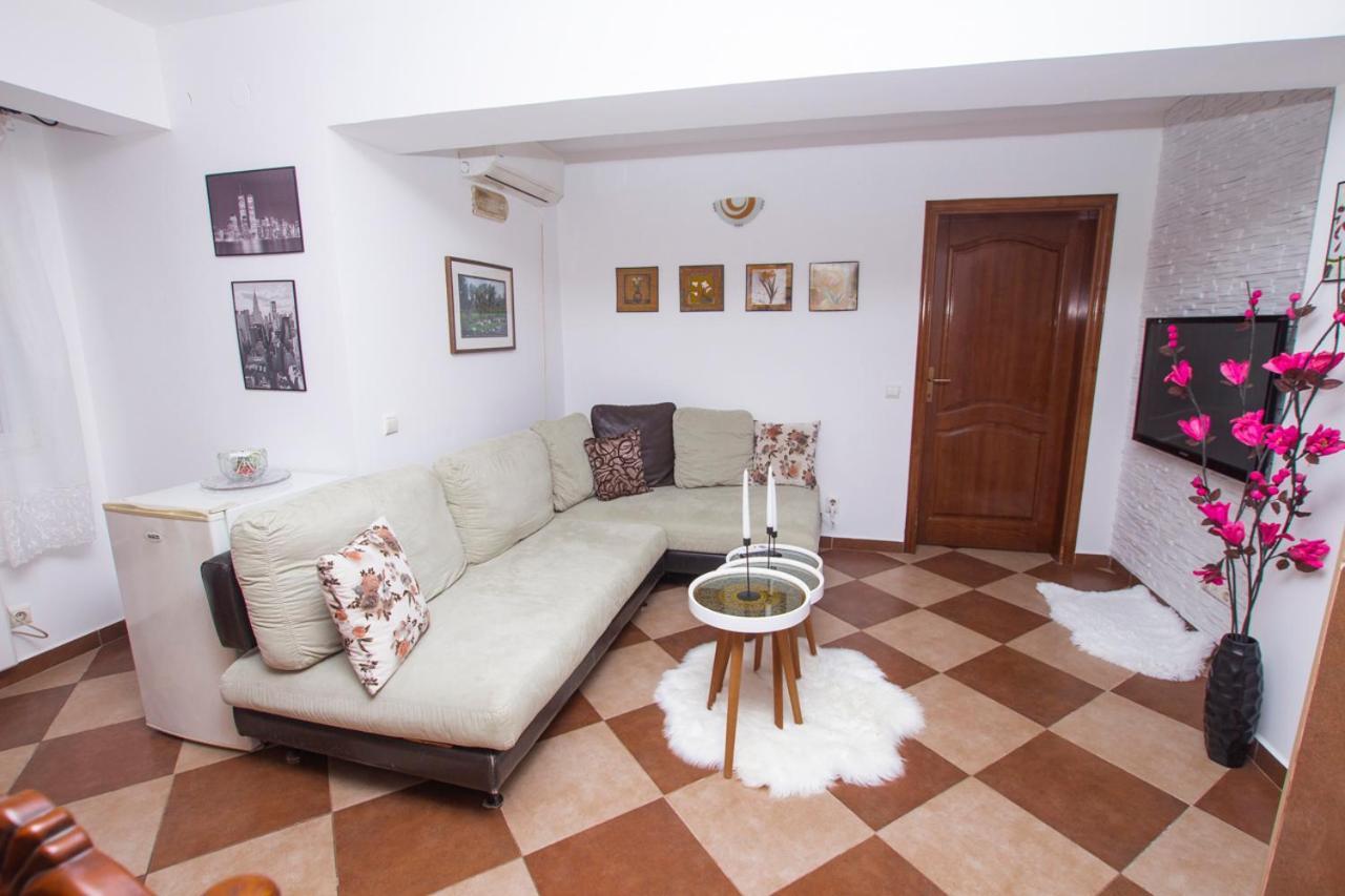 Lea Apartment Бар Екстериор снимка
